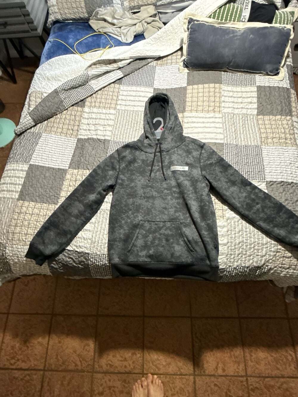 Tahari Men's Grey/Black Acid Wash Fleece Pullover Hoodie